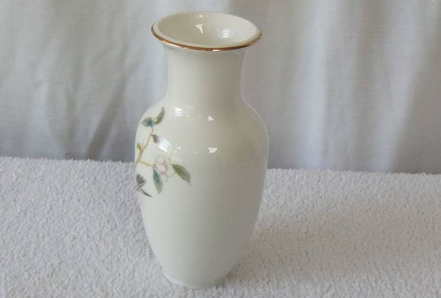 A CHARMING VINTAGE JAPANESE PORCELAIN VASE DEPICTING A JAY BIRD FROM THE KAKESU COLLECTION