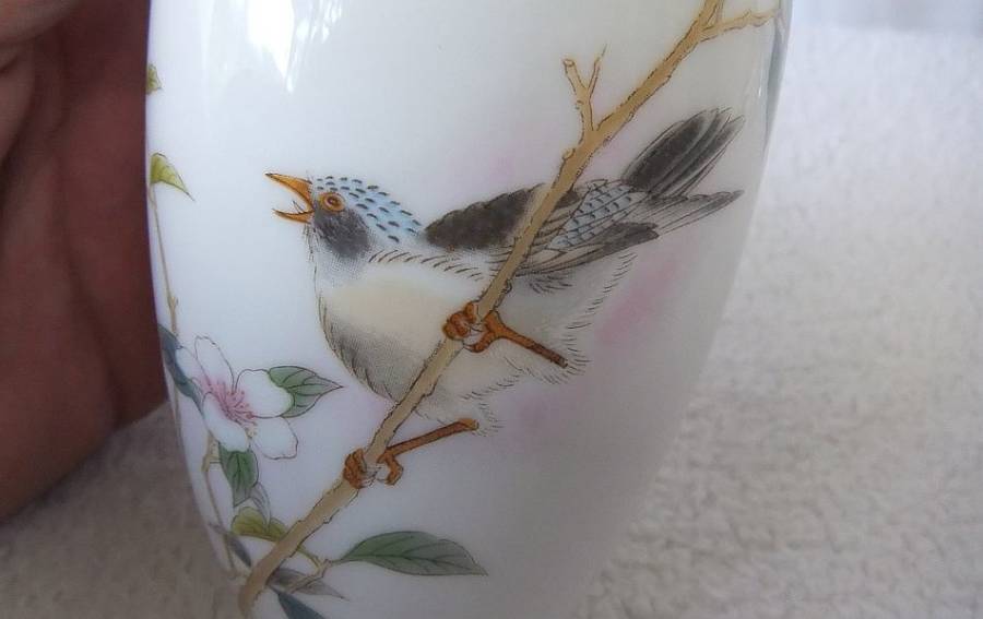 A CHARMING VINTAGE JAPANESE PORCELAIN VASE DEPICTING A JAY BIRD FROM THE KAKESU COLLECTION