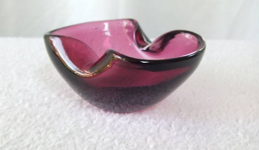 A LOVELY VINTAGE GENUINE MURANO GLASS ASHTRAY IN EXCELLENT CONDITION WITH ORIGINAL STICKER