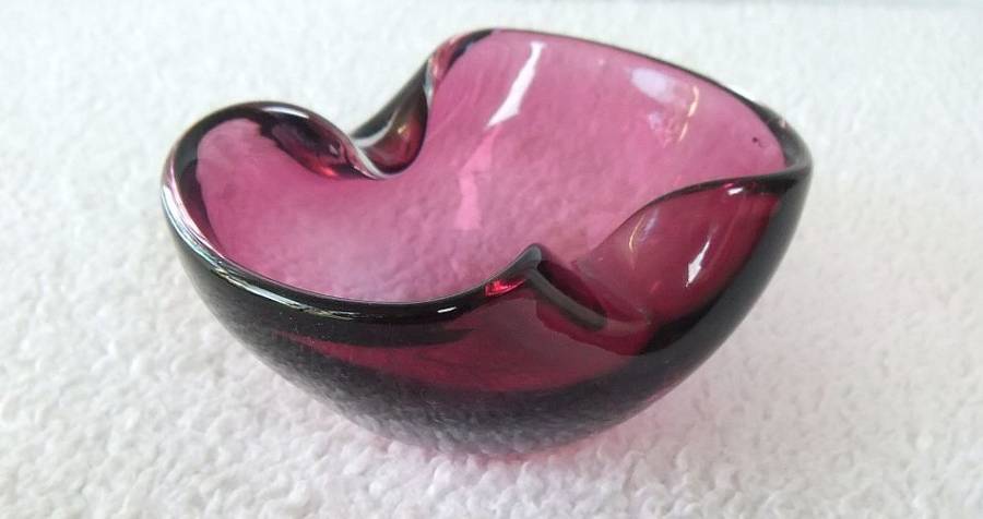 A LOVELY VINTAGE GENUINE MURANO GLASS ASHTRAY IN EXCELLENT CONDITION WITH ORIGINAL STICKER