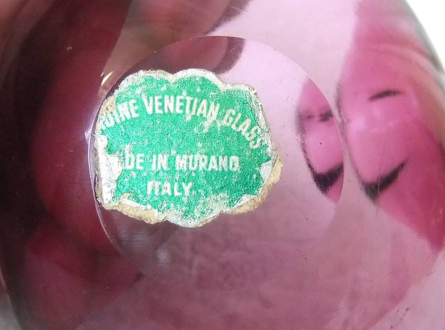 A LOVELY VINTAGE GENUINE MURANO GLASS ASHTRAY IN EXCELLENT CONDITION WITH ORIGINAL STICKER