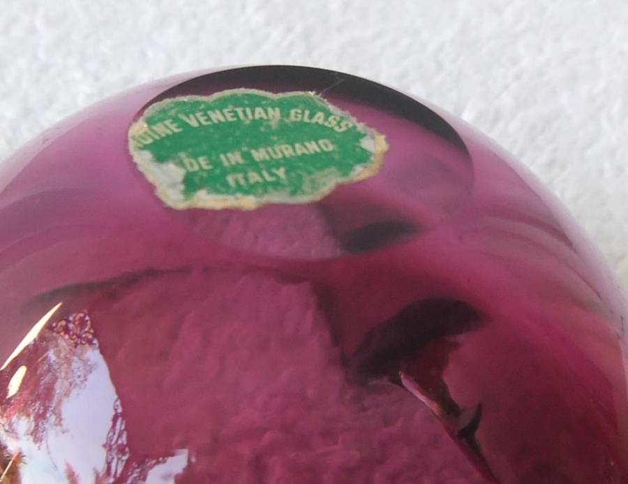 A LOVELY VINTAGE GENUINE MURANO GLASS ASHTRAY IN EXCELLENT CONDITION WITH ORIGINAL STICKER