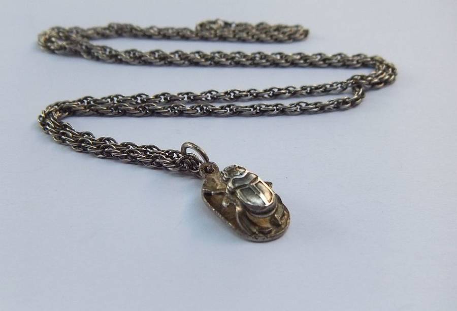 A VINTAGE SOLID EGYPTIAN SILVER SCARAB PENDANT WITH A STERLING SILVER NECKLACE !! RARE !!