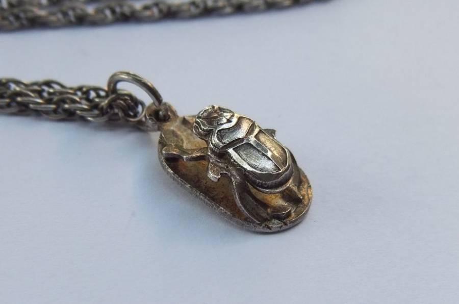 A VINTAGE SOLID EGYPTIAN SILVER SCARAB PENDANT WITH A STERLING SILVER NECKLACE !! RARE !!