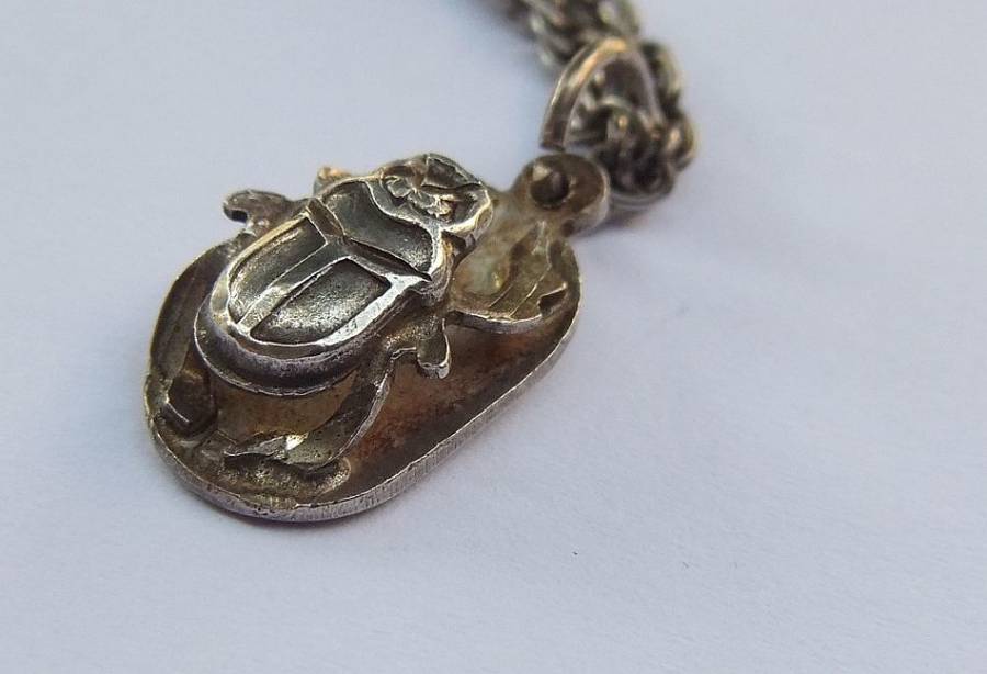 A VINTAGE SOLID EGYPTIAN SILVER SCARAB PENDANT WITH A STERLING SILVER NECKLACE !! RARE !!