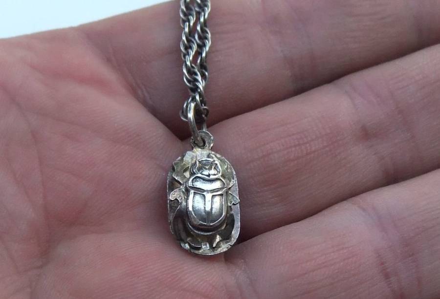A VINTAGE SOLID EGYPTIAN SILVER SCARAB PENDANT WITH A STERLING SILVER NECKLACE !! RARE !!