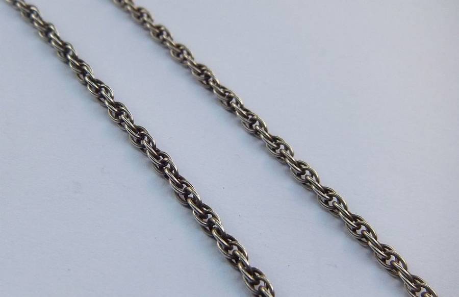 A VINTAGE SOLID EGYPTIAN SILVER SCARAB PENDANT WITH A STERLING SILVER NECKLACE !! RARE !!