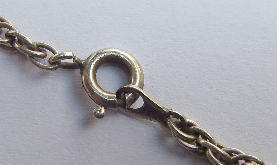 A VINTAGE SOLID EGYPTIAN SILVER SCARAB PENDANT WITH A STERLING SILVER NECKLACE !! RARE !!