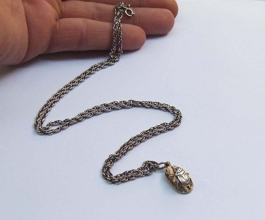 A VINTAGE SOLID EGYPTIAN SILVER SCARAB PENDANT WITH A STERLING SILVER NECKLACE !! RARE !!