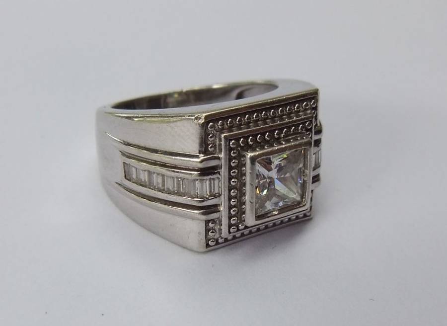 A SUPERIOR QUALITY SOLID STERLING SILVER RING SET WITH FACETED BAGUETTE CUT STONES AND A SQUARE CZ