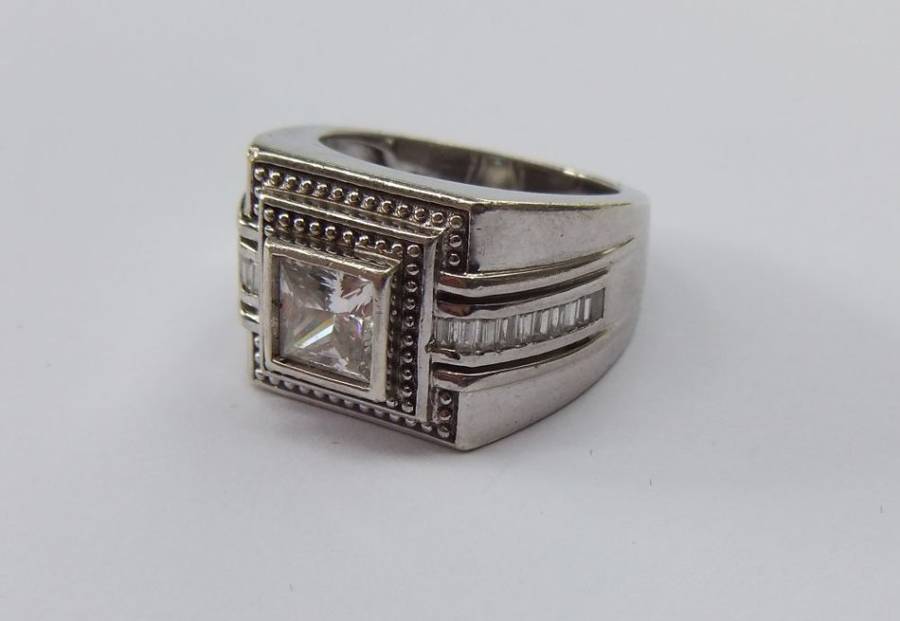 A SUPERIOR QUALITY SOLID STERLING SILVER RING SET WITH FACETED BAGUETTE CUT STONES AND A SQUARE CZ