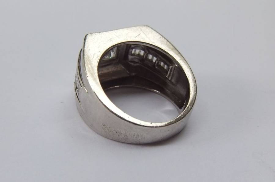 A SUPERIOR QUALITY SOLID STERLING SILVER RING SET WITH FACETED BAGUETTE CUT STONES AND A SQUARE CZ