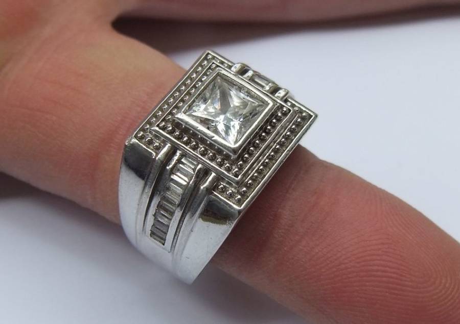 A SUPERIOR QUALITY SOLID STERLING SILVER RING SET WITH FACETED BAGUETTE CUT STONES AND A SQUARE CZ