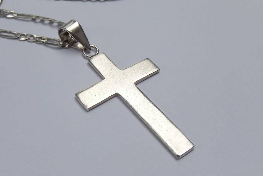 A GOOD QUALITY STERLING SILVER FIGARO STYLE NECKLACE WITH A SOLID STERLING SILVER CROSS PENDANT !!