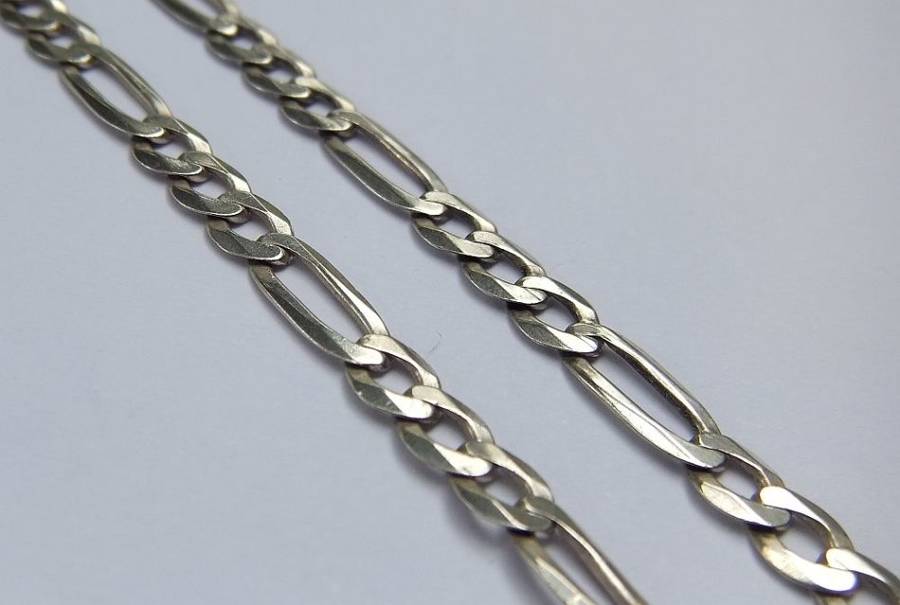 A GOOD QUALITY STERLING SILVER FIGARO STYLE NECKLACE WITH A SOLID STERLING SILVER CROSS PENDANT !!