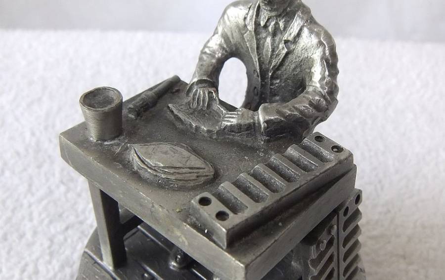 MADE FOR P.G.C HAJENIUS CIGARS OF AMSTERDAM !! A PEWTER STATUE OF A CIGAR ROLLER !! STAMPED !! WOW !