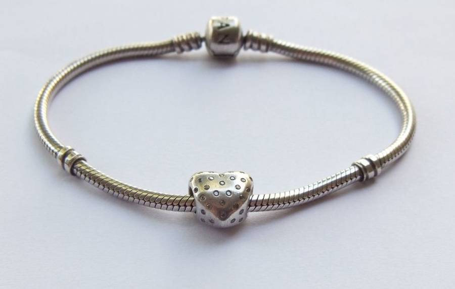 A SUPERB QUALITY SOLID STERLING SILVER GENUINE PANDORA BRACELET WITH HEART CHARM !! STAMPED & TESTED