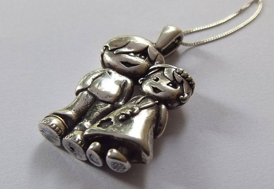 AN EXTREMELY ADORABLE BOY & GIRL BIG HOLLOW STERLING SILVER PENDANT WITH A STERLING SILVER NECKLACE