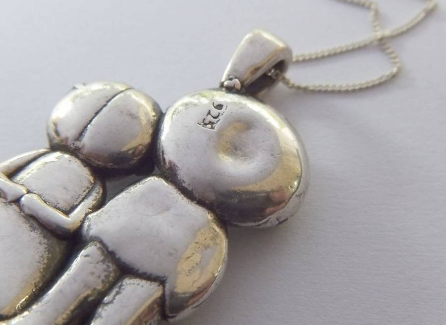 AN EXTREMELY ADORABLE BOY & GIRL BIG HOLLOW STERLING SILVER PENDANT WITH A STERLING SILVER NECKLACE
