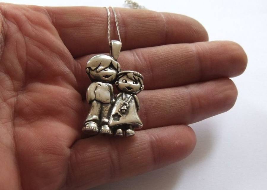 AN EXTREMELY ADORABLE BOY & GIRL BIG HOLLOW STERLING SILVER PENDANT WITH A STERLING SILVER NECKLACE