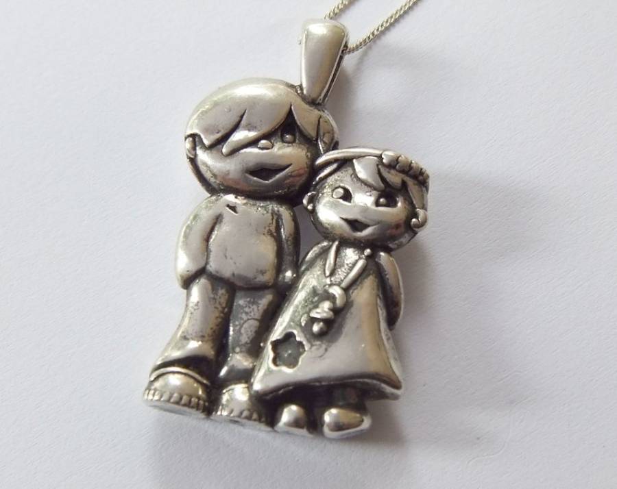 AN EXTREMELY ADORABLE BOY & GIRL BIG HOLLOW STERLING SILVER PENDANT WITH A STERLING SILVER NECKLACE