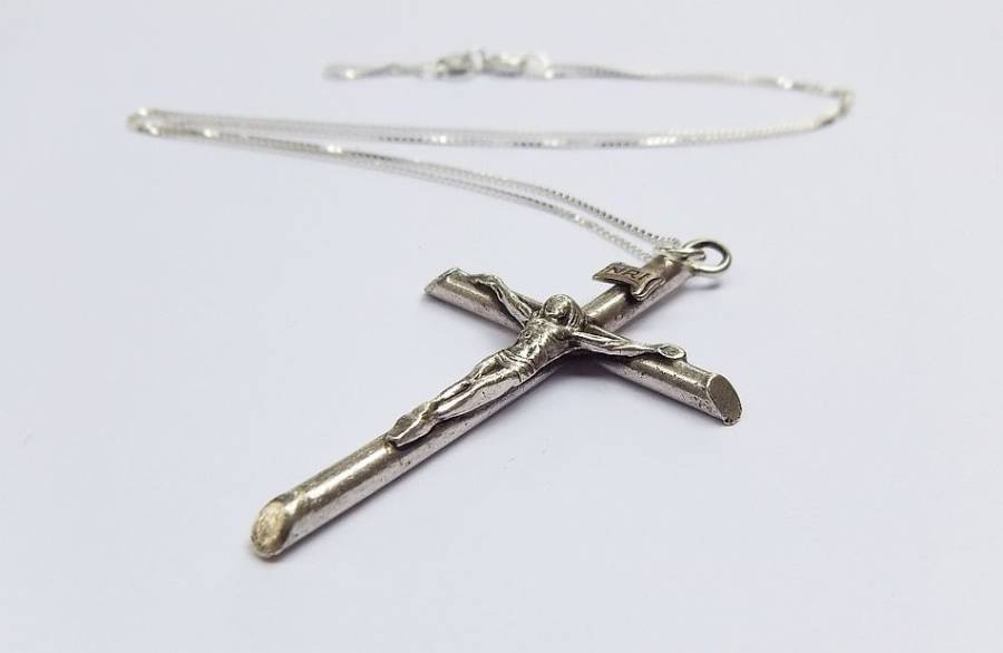 A DETAILED STERLING SILVER CRUCIFIX PENDANT PLUS A STERLING SILVER NECKLACE !! FREE COMBINING !!
