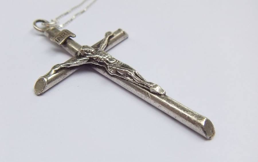 A DETAILED STERLING SILVER CRUCIFIX PENDANT PLUS A STERLING SILVER NECKLACE !! FREE COMBINING !!