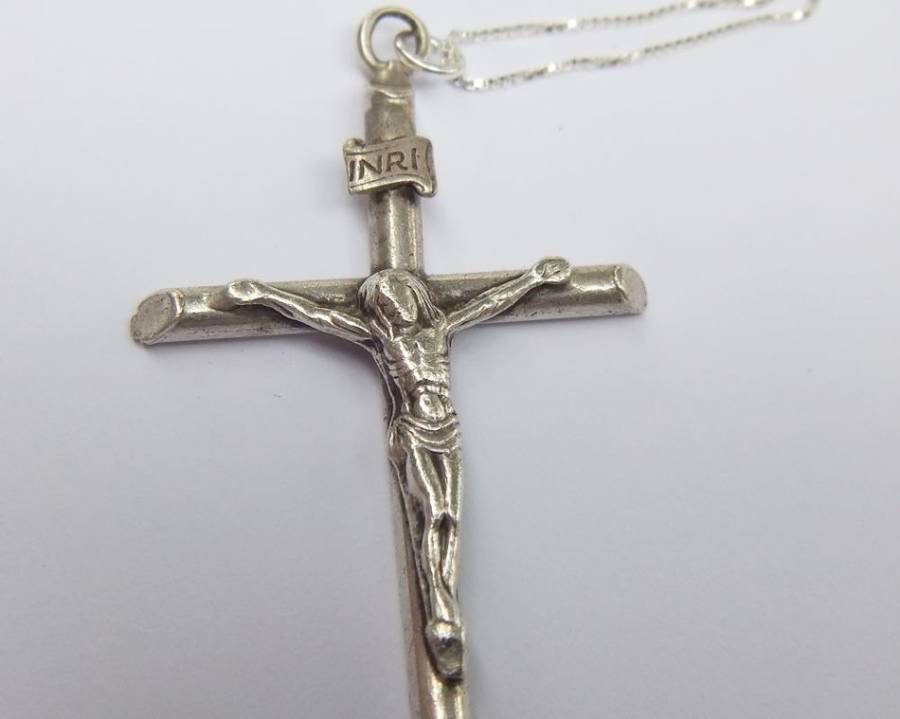 A DETAILED STERLING SILVER CRUCIFIX PENDANT PLUS A STERLING SILVER NECKLACE !! FREE COMBINING !!