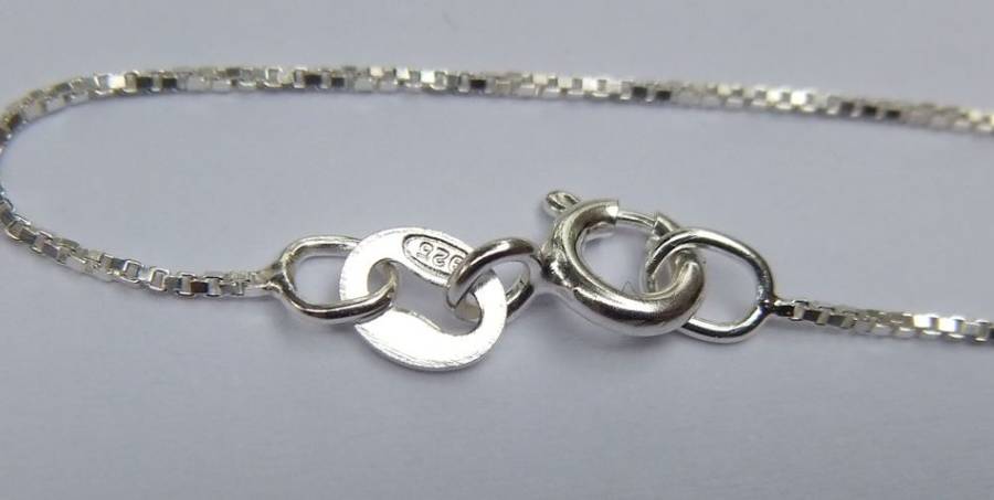 A DETAILED STERLING SILVER CRUCIFIX PENDANT PLUS A STERLING SILVER NECKLACE !! FREE COMBINING !!