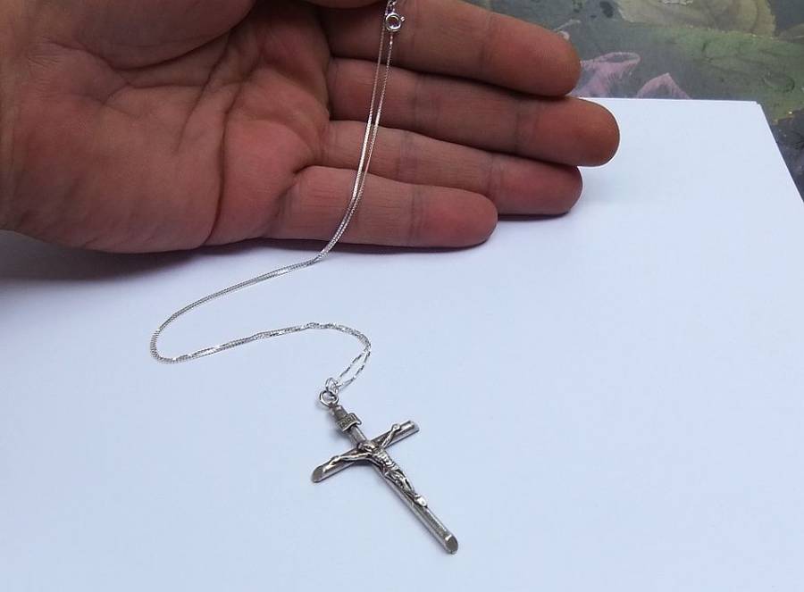A DETAILED STERLING SILVER CRUCIFIX PENDANT PLUS A STERLING SILVER NECKLACE !! FREE COMBINING !!