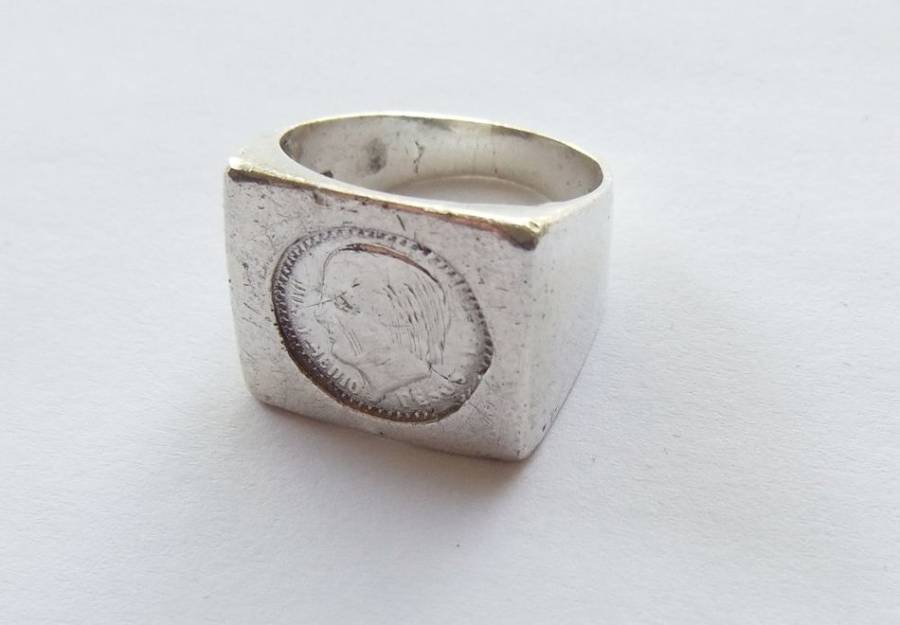 AN EYE CATCHING VINTAGE LOOK SOLID STERLING SILVER COIN RING !! STAMPED AND FULLY TESTED !!