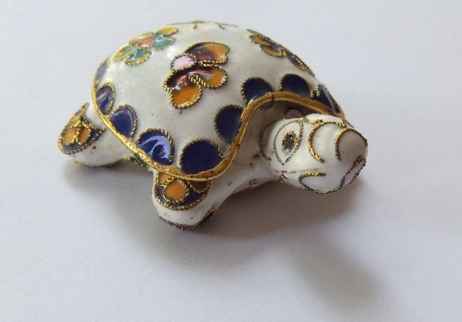 A CHARMING VINTAGE CHINESE CLOISONNE TURTLE SHAPED TRINKET BOX !! FREE COMBINING !!