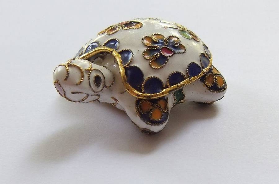 A CHARMING VINTAGE CHINESE CLOISONNE TURTLE SHAPED TRINKET BOX !! FREE COMBINING !!