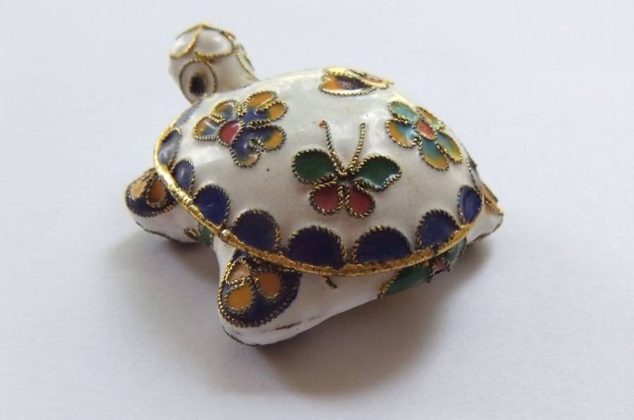 A CHARMING VINTAGE CHINESE CLOISONNE TURTLE SHAPED TRINKET BOX !! FREE COMBINING !!