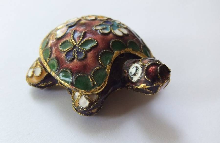 A LOVELY VINTAGE CHINESE CLOISONNE TURTLE SHAPED TRINKET BOX !! FREE COMBINING !!
