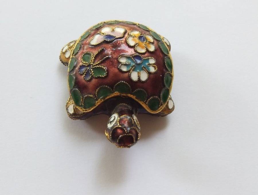 A LOVELY VINTAGE CHINESE CLOISONNE TURTLE SHAPED TRINKET BOX !! FREE COMBINING !!