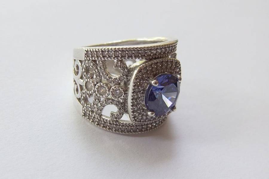AN INCREDIBLE SOLID STERLING SILVER HALO RING SET WITH LOTS OF FACETED STONES !! MUST HAVE QUALITY !