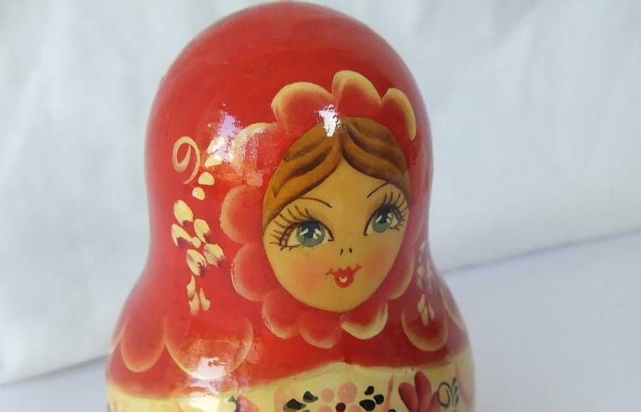AN INTRIGUING VINTAGE RUSSIAN HAND MADE HAND PAINTED WOODEN CHIME DOLL THAT BALANCES ON ITS BASE !!