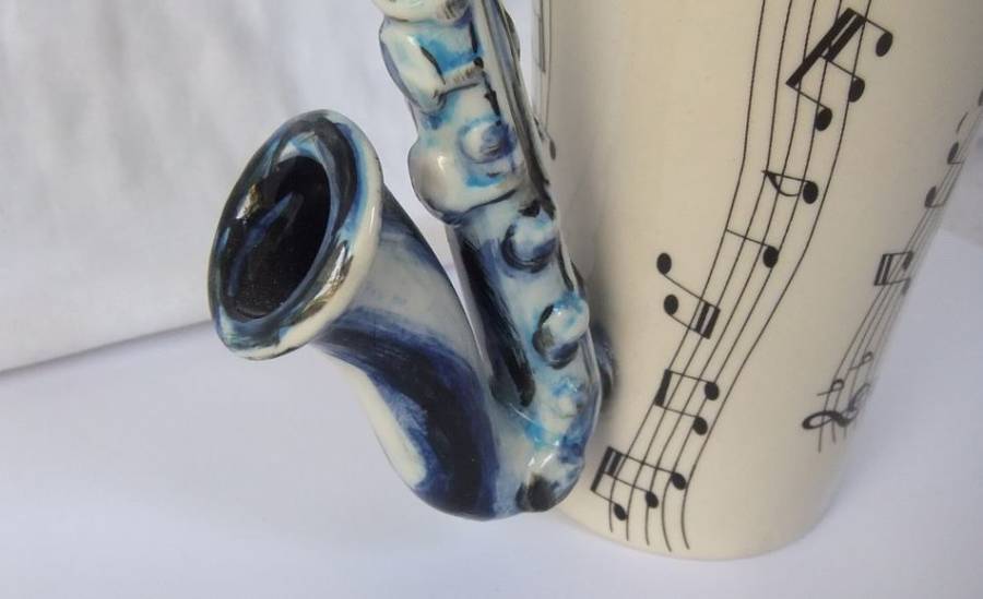 SO COOL !! A GREAT QUALITY SAXOPHONE / MUSIC THEMED COFFEE MUG BY BLUE WITCH !! GREAT DETAIL !!