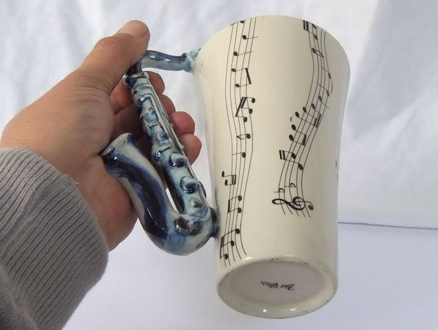 SO COOL !! A GREAT QUALITY SAXOPHONE / MUSIC THEMED COFFEE MUG BY BLUE WITCH !! GREAT DETAIL !!
