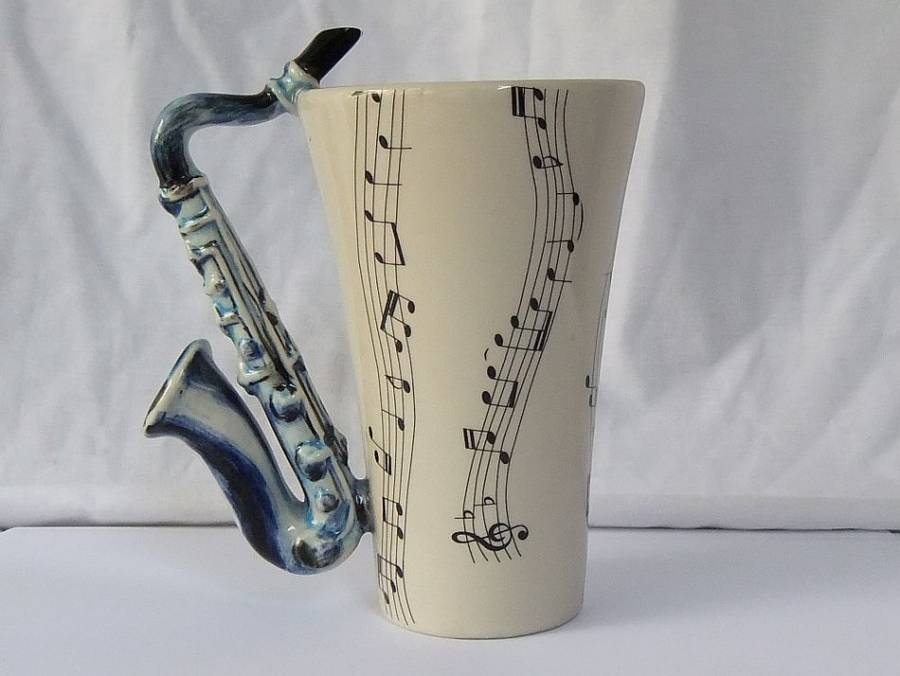 SO COOL !! A GREAT QUALITY SAXOPHONE / MUSIC THEMED COFFEE MUG BY BLUE WITCH !! GREAT DETAIL !!