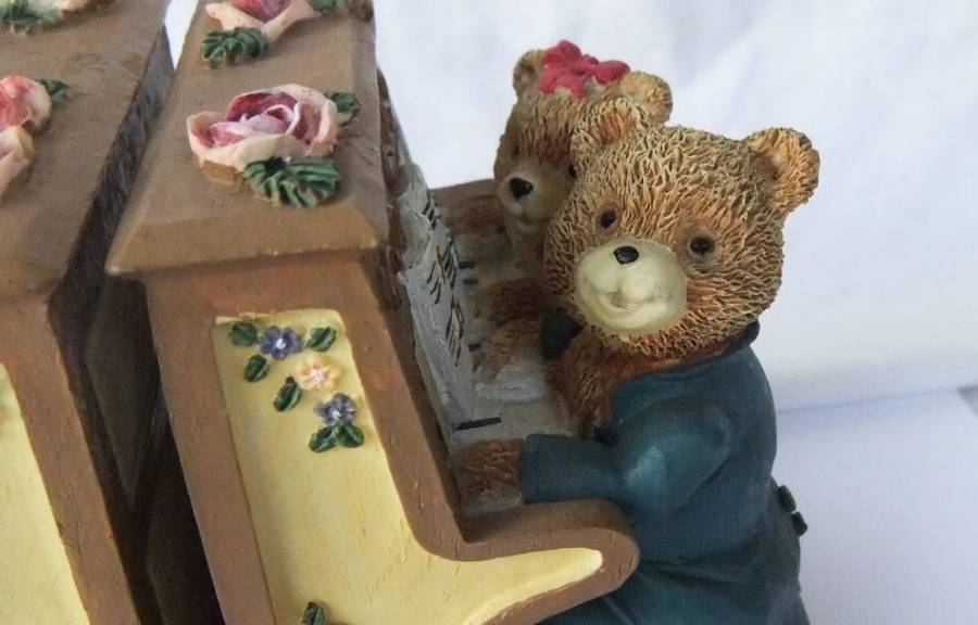 A VERY HEAVY SOLID RESIN HAND PAINTED PAIR OF TEDDY BEAR PIANO THEMED BOOK ENDS !! TOO CUTE !!