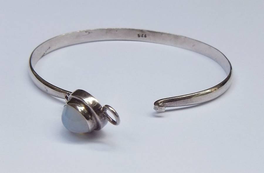 A SUPERB SOLID STERLING SILVER BANGLE WITH A MOONSTONE LOOK CABOCHON STONE !! ABSOLUTELY DIVINE !!