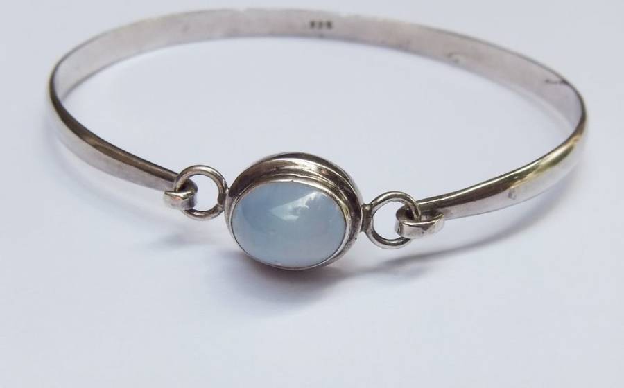 A SUPERB SOLID STERLING SILVER BANGLE WITH A MOONSTONE LOOK CABOCHON STONE !! ABSOLUTELY DIVINE !!