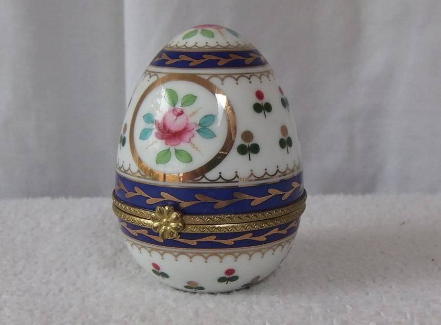 A CHARMING VINTAGE PORCELAIN EGG SHAPED TRINKET BOX MADE FOR OXFORD ENGLAND PAST TIMES SERIES !!