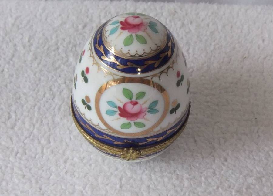 A CHARMING VINTAGE PORCELAIN EGG SHAPED TRINKET BOX MADE FOR OXFORD ENGLAND PAST TIMES SERIES !!