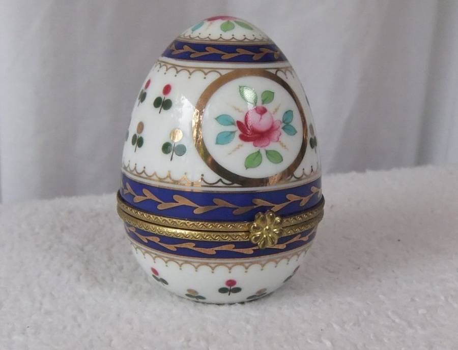 A CHARMING VINTAGE PORCELAIN EGG SHAPED TRINKET BOX MADE FOR OXFORD ENGLAND PAST TIMES SERIES !!