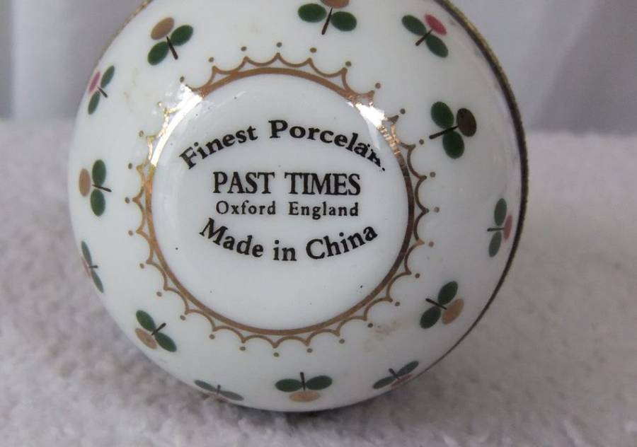 A CHARMING VINTAGE PORCELAIN EGG SHAPED TRINKET BOX MADE FOR OXFORD ENGLAND PAST TIMES SERIES !!