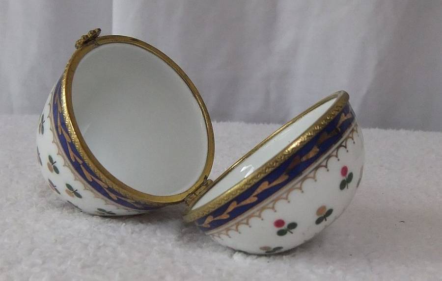 A CHARMING VINTAGE PORCELAIN EGG SHAPED TRINKET BOX MADE FOR OXFORD ENGLAND PAST TIMES SERIES !!