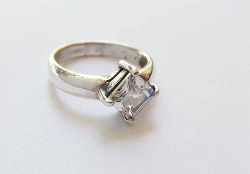 A FABULOUS HIGH QUALITY SOLID STERLING SILVER RING SET WITH A FACETED CZ STONE !! FULLY TESTED !!